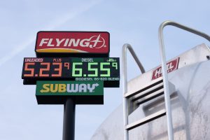 precios-de-la-gasolina-cerca-de-un-vehiculo-que-VQGPFZCFLRBRFE3VUIRDNZTQCE.jpg