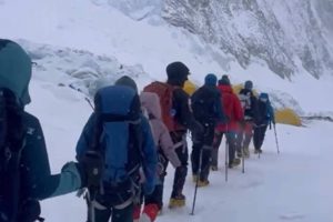 record-en-el-everest-274-alpinistas-lograron-FDQP53GHC5HVRCCZ24HSLML34Y.jpg