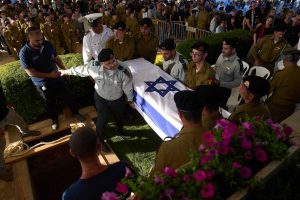 soldados-israelies-portan-el-feretro-del-sargento-PYAANVYUEBFZJCBWHTNBMTXWUU.JPG