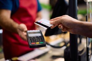un-cliente-en-un-supermercado-comprando-con-JQ5NEG4HZRAGPLSVB5KF7UNOSY.jpg