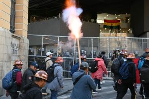 un-manifestante-sostiene-una-bengala-mientras-432TVVX5PBFZRNSJZI7CFBF63E.JPG