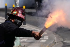 un-minero-lanza-un-petardo-contra-la-policia-NBZY2557GBH4VAYTXO5XS2ZSXI.JPG
