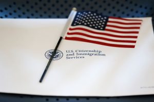 un-paquete-de-informacion-y-una-bandera-VCT2QFCXNRA2BFRSSWAJ7WYRCM.jpg