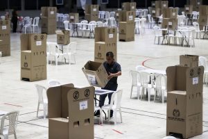 un-trabajador-electoral-prepara-un-centro-de-FFKWFO5WIVERJDUXLP2KTT2VXA.JPG