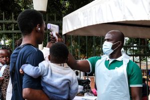 un-trabajador-sanitario-usa-un-termometro-para-PH6Y5T57P5CDLK5ZKO5AXFRSHA.jpg