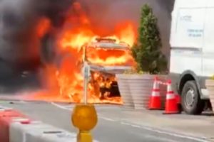 un-vehiculo-se-incendio-y-exploto-en-el-distrito-IMNGYFJ3ZBBTVMRJJX7W6L7JAY.jpg