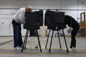 votantes-en-un-centro-de-votacion-durante-una-AWBJ3G7MABB4TCNNS4NTVWKZAY.JPG