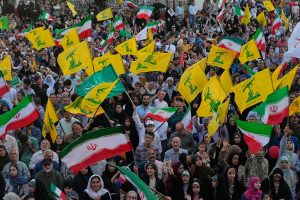 banderas-iranies-y-del-grupo-islamista-hezbollah-OJCWNCMK7RB73HUGVLEH7OB4FU.JPG
