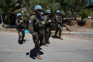 cascos-azules-espanoles-de-la-onu-patrullan-en-NBHG2H7MZFGX3MPKP5W2BDRFHU.JPG