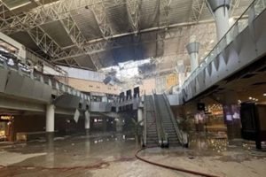 el-aeropuerto-de-kuwait-tras-un-ataque-con-drones-G72YYH2PBVDETFWTAR2NMXHCSU.jpg