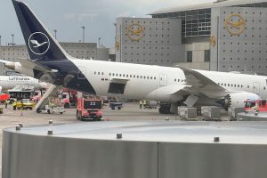 el-avion-dreamliner-de-lufthansa-yace-boca-abajo-GX3JXJMA7FEYJEAP3KGAXBYABY.JPG