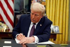 el-presidente-donald-trump-firma-una-orden-H3IZMFVTM5ENBD55OPPXSI2AHA.jpg