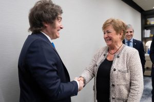 el-presidente-javier-milei-con-la-directora-AK45VGNFUREQDBE5ID6PBYZWI4.jpg