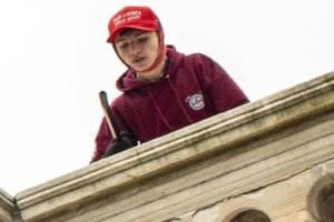 elias-irizarry-en-la-toma-del-capitolio-en-2021-6PPGOZVBNBA7PENE4L452J6QK4.jpg