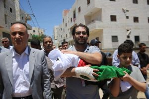 fahd-abu-haikal-sostiene-el-cuerpo-de-su-bebe-de-VGT6INLIM5HK7FE62FKDMRBR5E.JPG
