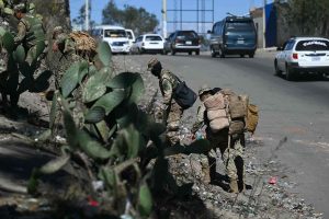 fuerzas-de-seguridad-escalan-una-ladera-donde-se-RFHQDNRGZFBRFEAL3Q46YUNYIE.JPG