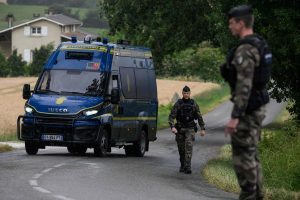 gendarmes-franceses-patrullan-la-zona-donde-se-W6UPILZAINEMLEAOWZIMIKM56Q.JPG