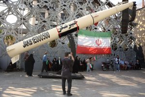 iranies-permanecen-junto-al-simbolo-de-un-misil-OAFIQBEYPZCLVA5M5DI2ZUNIXQ.JPG