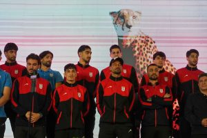 jugadores-de-la-seleccion-de-iran-saludan-a-los-PP2RKEKKKVF4FERV7ZDGQYL6MI.jpg