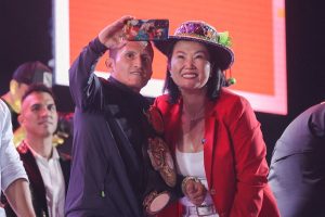keiko-fujimori-posa-para-una-selfie-con-una-FS3NMRK4GND2BCMOXXDPQU7TL4.JPG