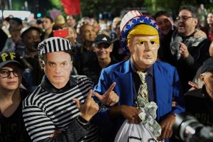 manifestantes-con-mascaras-de-trump-y-de-WJVQKZTV3NCQTIHDXLEAIVVSOU.jpg