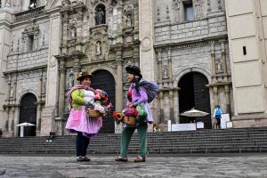 mujeres-indigenas-venden-artesanias-a-turistas-en-UA75UQGFEJGGPKR2LXZWPP4MM4.JPG
