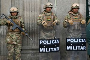 policias-militares-montan-guardia-frente-al-FD3WMPCKMRBFLNTVDFWYV4RVHE.JPG