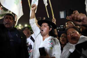 seguidores-de-roberto-sanchez-esperan-los-UN6E6MPREVAL7HC2ZJPU5LV6MI.JPG