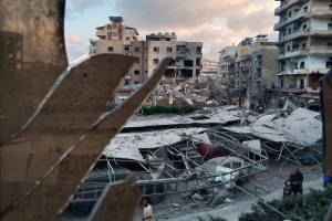 un-edificio-destruido-que-fue-alcanzado-en-un-JDLRUZWQRZGUZFPY7XEPYSGHLI.jpg