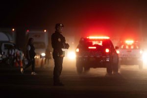 un-policia-custodia-camiones-cargados-con-KTJVOE7WTRBYBNKZLOEABJTBMM.JPG