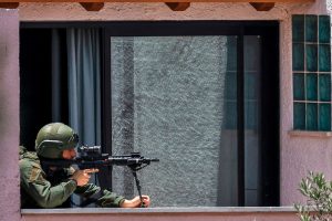 un-soldado-israeli-toma-posicion-en-un-balcon-en-GFOXIBAODNHHXKYJQI2I7INI5M.JPG