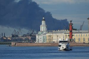 una-columna-de-humo-negro-se-observa-sobre-el-PHXXAOHA3ZEKTBTOKXFKVUVVY4.jpg