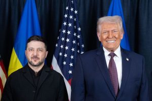 zelensky-y-trump-posan-para-una-foto-durante-su-2UTK6EC5H5C4TKXOVZ2GDGKKSA.JPG