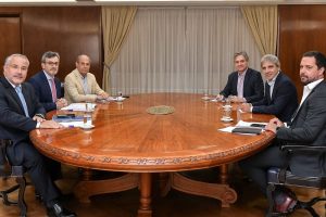 el-ministro-de-economia-luis-caputo-reunido-con-4TEFT44KZ5BFDF75RAJ55ALRJI.jpg