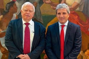 luis-caputo-junto-a-james-heckman-premio-nobel-de-S2EWNGEWV5CB5J77H4LSMWUUZI.jpg
