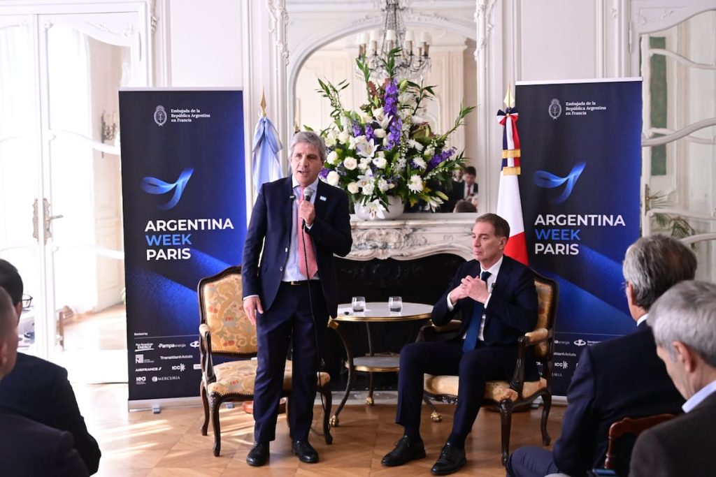 caputo-y-santilli-en-la-embajada-argentina-en-6NP22JXKLNBZLJMLFTTIZOTS2Q.jpeg