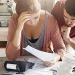 Casi seis de cada 10 argentinos tomaron deudas en los últimos meses para consumos esenciales, según un informe