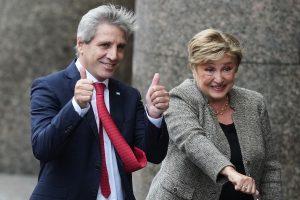 el-ministro-de-economia-luis-caputo-y-la-M2XLG6OFQFBEPA2QHPZFHIJ3BI.jpg