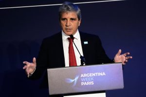 el-ministro-de-economia-y-su-equipo-disenan-IBFMT4I2JVCZHCRDGSEWNEWM5E.jpg