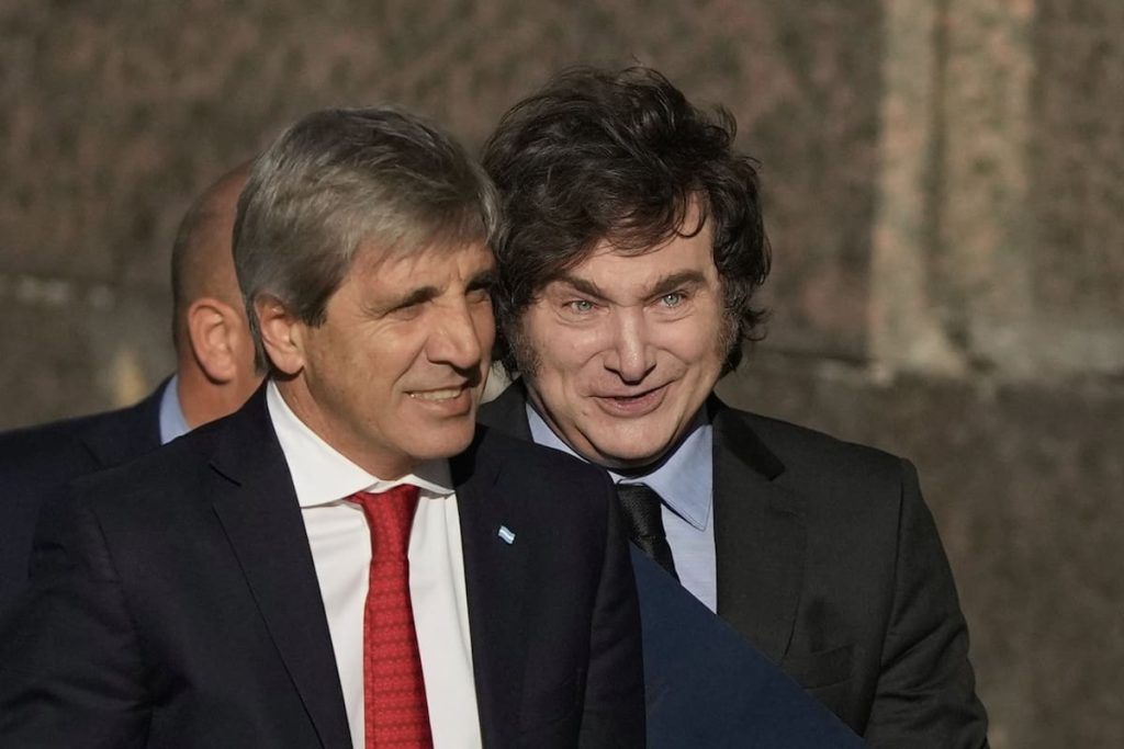 javier-milei-y-su-ministro-de-economia-luis-F76LGROBCZCNXNOGN3SOA5P7FQ.JPG