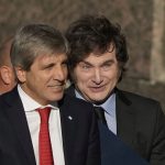 Mal momento para el ministro de Economía en su visita a una mina de litio con Milei en Catamarca