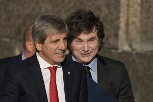 javier-milei-y-su-ministro-de-economia-luis-F76LGROBCZCNXNOGN3SOA5P7FQ.JPG