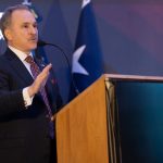 El embajador de Estados Unidos condicionó el apoyo financiero después de 2027 a que la Argentina siga “hacia la derecha”