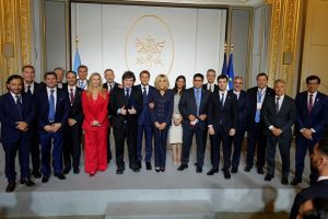 los-milei-gobernadores-y-emmanuel-macron-en-BSH7YZK23NDYPDNZDLR334UAHI.jpeg