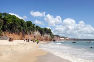 playa-de-pipa-junto-a-los-altos-acantilados-y-NL2M4T4WFZHJBBQMHMR7S6VTHA.JPG