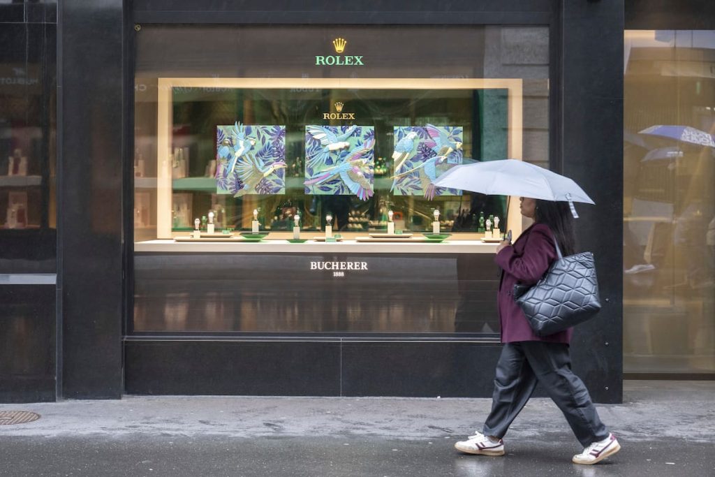 una-mujer-camina-frente-a-una-tienda-de-relojes-ZSDNNWNXFJEFLM3EZY5I7WNLKU.jpg