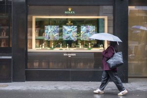 una-mujer-camina-frente-a-una-tienda-de-relojes-ZSDNNWNXFJEFLM3EZY5I7WNLKU.jpg